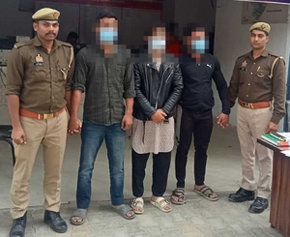 गाजियाबाद में थाने से निकलते हुए बनाई रील, पुलिस ने तीन युवकों को किया गिरफ्तार